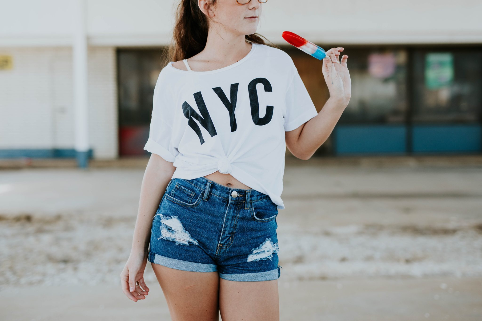 Постоянная женщина. Brooke Cagle. Person holding Popsicle. Стиль 2022 goods. Brooke Cagle 241293 Unsplash.